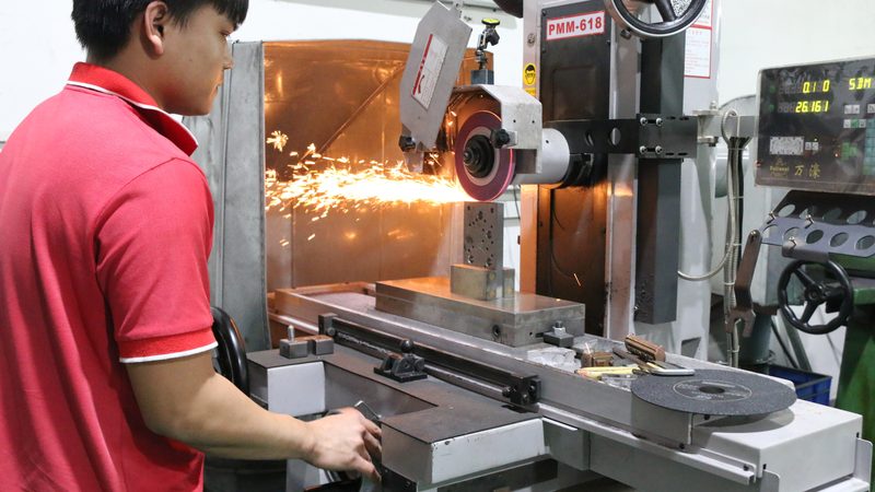 精密模具滑块：揭秘常用材料参数与选型逻辑